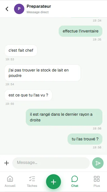 Messagerie interne de l'officine : canaux thématiques et conversations directes.