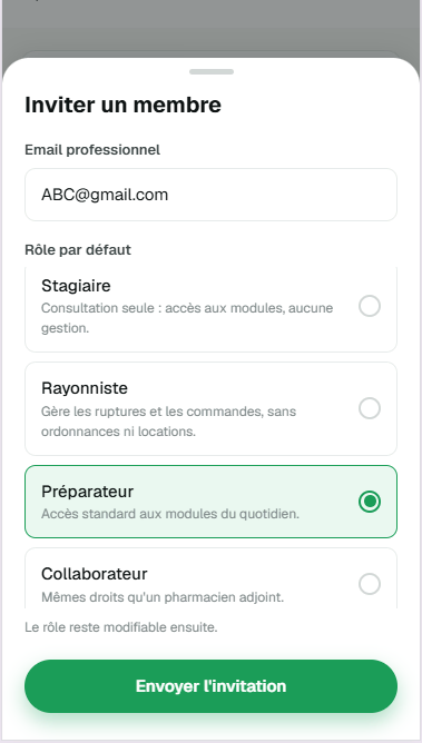 Feuille « Inviter un membre » : un champ e-mail professionnel, puis le choix du rôle par défaut — stagiaire, rayonniste, préparateur, collaborateur — chacun avec sa définition, et le bouton « Envoyer l'invitation ».
