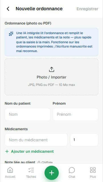 Écran « Nouvelle ordonnance » : un encart bleu explique que la lecture automatique remplit le patient, les médicaments et la note. En dessous, la zone « Photo / Importer » est désignée, puis les champs vides — nom, prénom, médicaments.