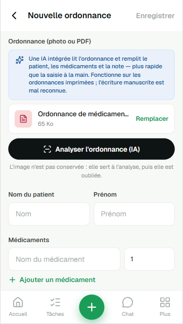 Même écran, le fichier joint : sa vignette, son poids, et un lien « Remplacer ». En dessous, le bouton noir « Analyser l'ordonnance (IA) » est désigné, suivi de la mention « L'image n'est pas conservée : elle sert à l'analyse, puis elle est oubliée ».