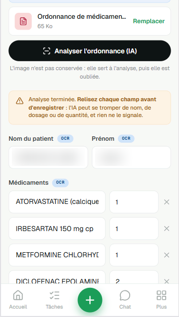 Même écran après l'analyse : un bandeau orange demande de relire chaque champ avant d'enregistrer. Les champs portent une pastille « OCR » et sont remplis — le nom et le prénom du patient sont floutés — puis la liste des médicaments et leurs quantités.