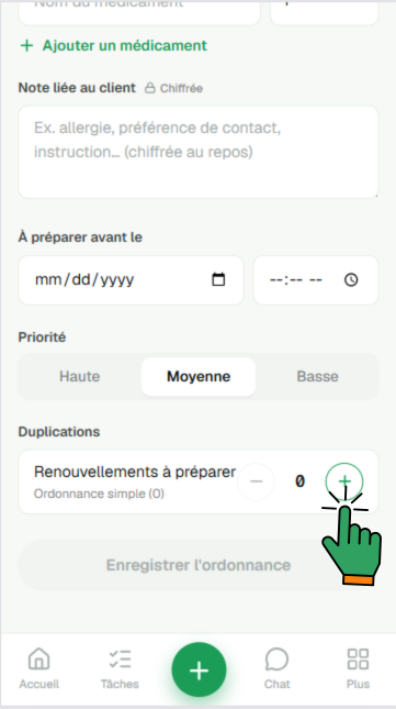 Bas de l'écran « Nouvelle ordonnance » : la note liée au client, marquée « Chiffrée », la date de préparation, la priorité, puis le bloc « Duplications ». Le bouton « + » du compteur « Renouvellements à préparer » est désigné.