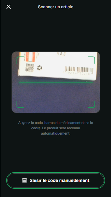 Écran « Scanner un article » : le code-barres d'une boîte est cadré entre quatre équerres vertes. En bas, un bouton « Saisir le code manuellement ».
