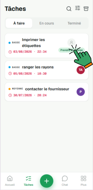 Onglet Tâches, liste « À faire » : chaque ligne porte sa priorité, son échéance et la personne assignée. Sur une ligne libre, le bouton « Prendre en charge » est désigné.